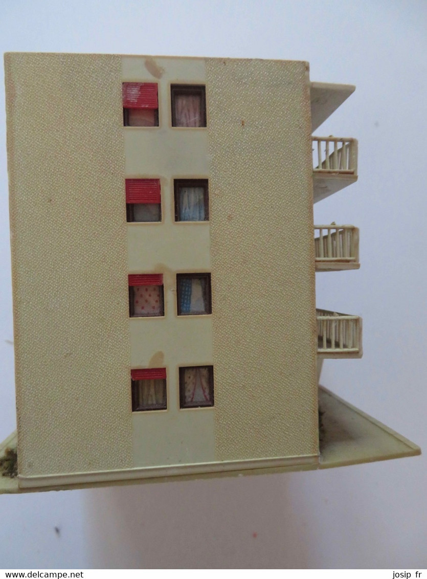 MODELISME FERROVIAIRE: MAQUETTE PETIT IMMEUBLE MODERNE DES ANNÉES '70  (FORMAT HO) - Décors