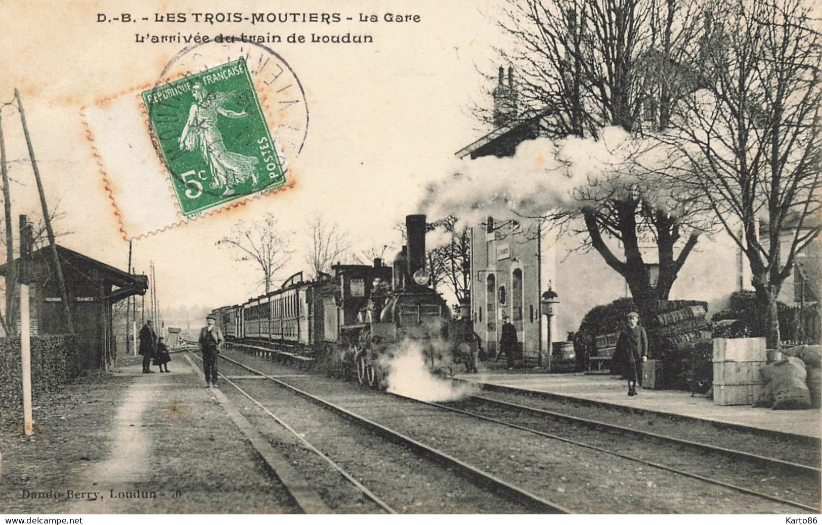 Les Trois Moutiers * La Gare , L'arrivée Du Train De Loudun * Locomotive Machine Ligne Chemin De Fer Vienne - Les Trois Moutiers