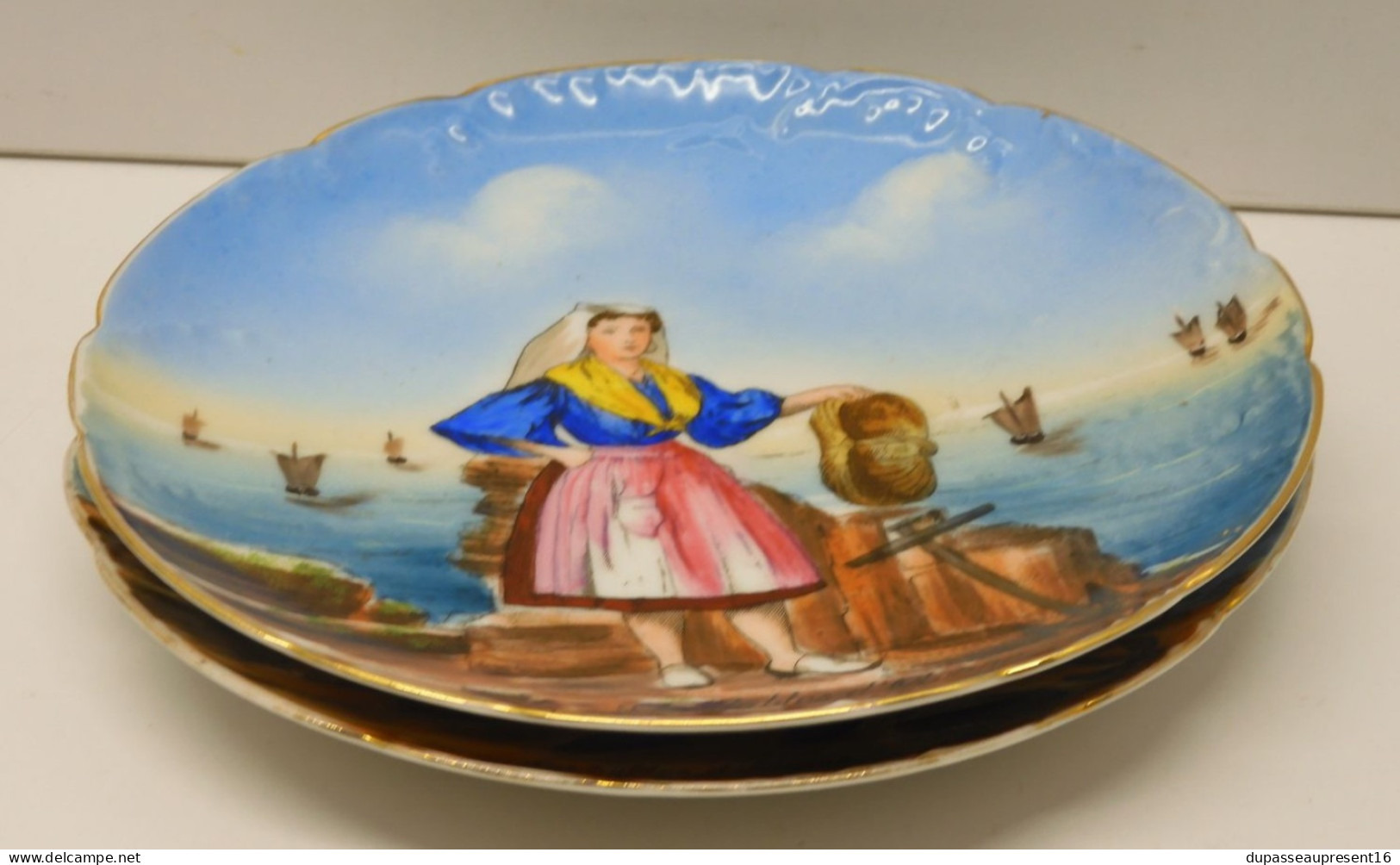 -2 ASSIETTES PORCELAINE HAVILAND SOUVENIR LES SABLES D'OLONNE PECHEUR PECHEUSE    E