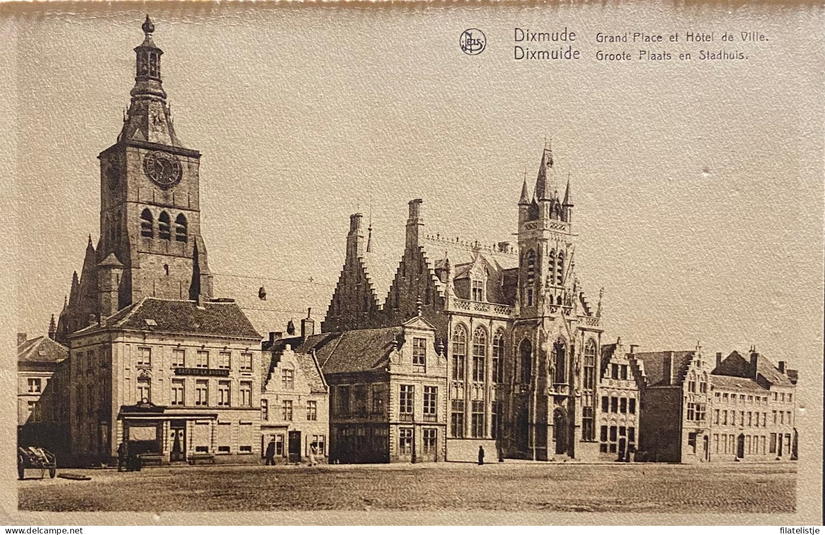 Diksmuide De Grote Markt En Het Stadhuis - Diksmuide