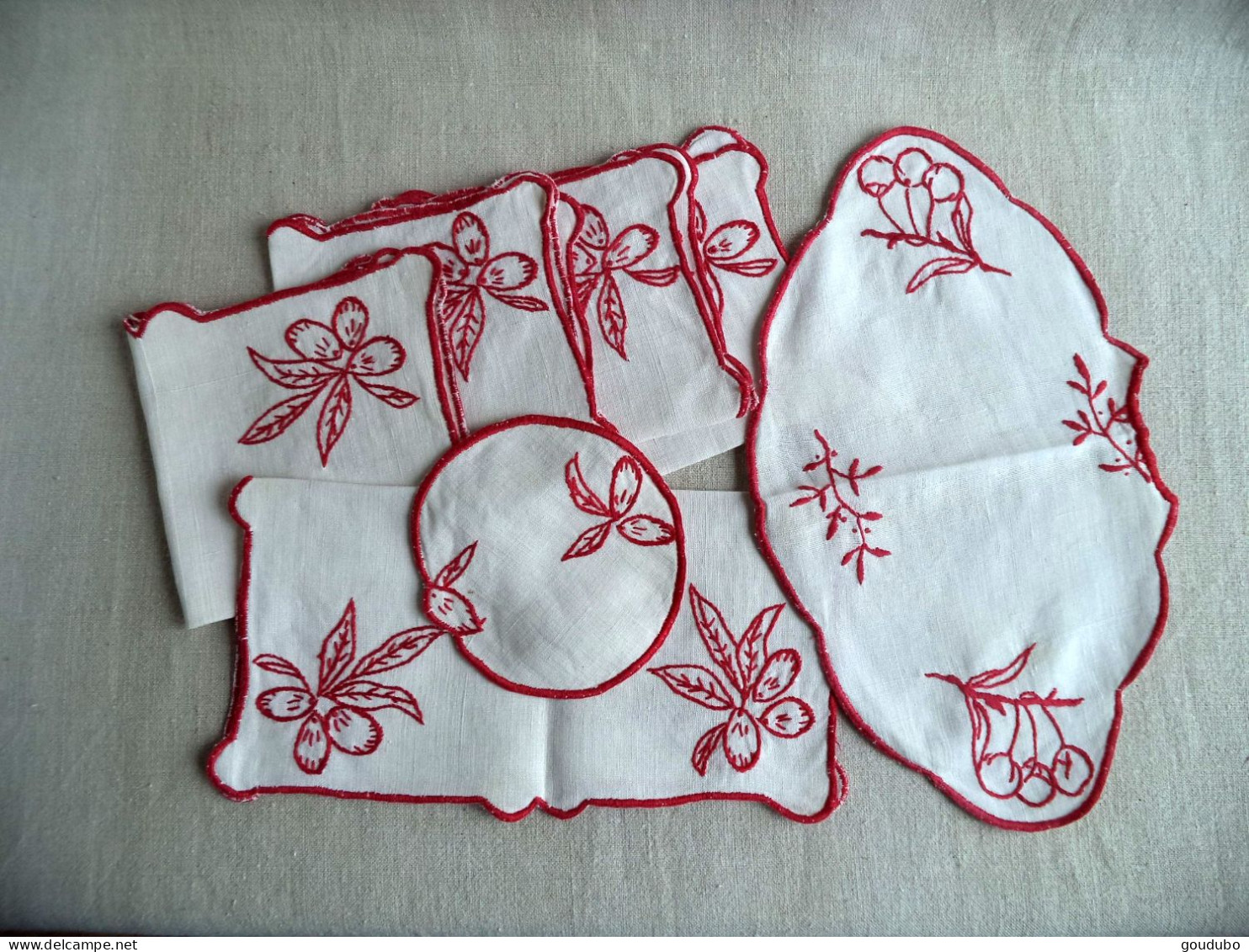 Lot Napperons Serviettes Brodés Main Rouge Sur Coton Lin Blanc Motif Cerise Amande.Voir Détail. - Tablemates