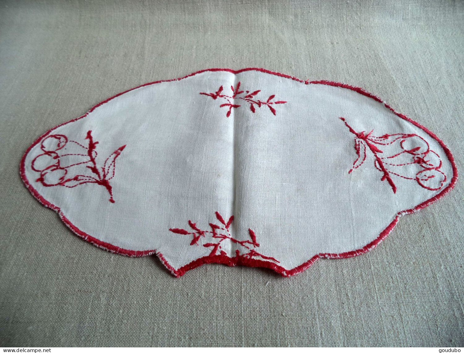 Lot Napperons Serviettes Brodés Main Rouge Sur Coton Lin Blanc Motif Cerise Amande.Voir Détail. - Tablemates