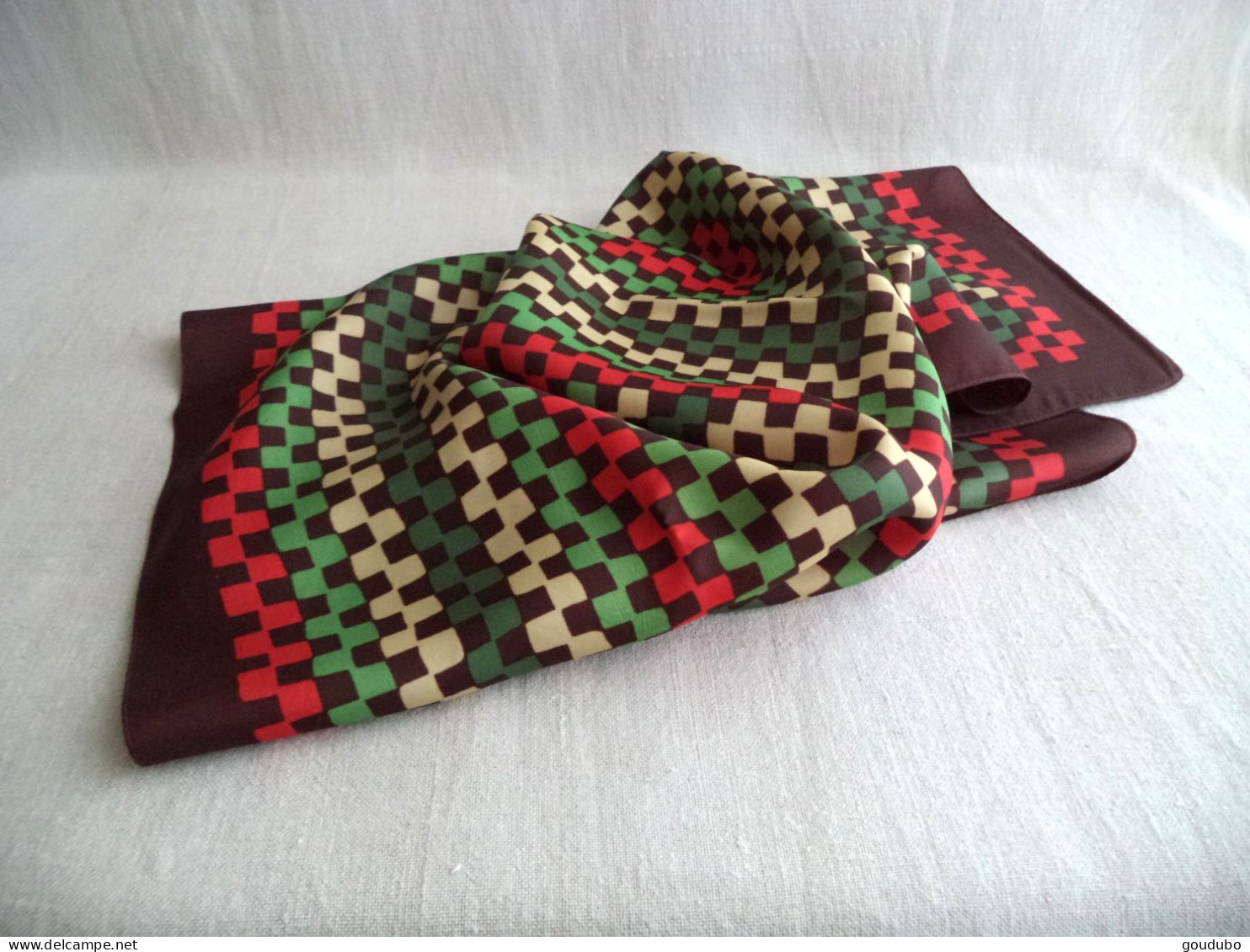 Foulard Damier Rouge Vert Blanc Cassé Chocolat - Hoofddoeken En Sjaals