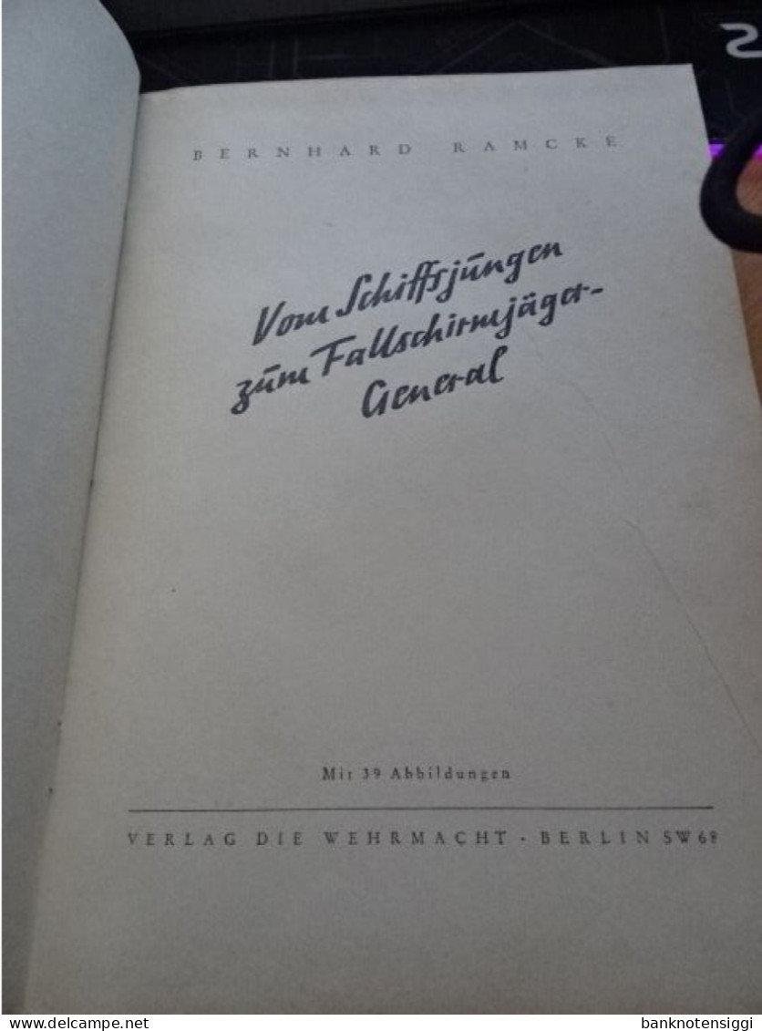 1  Buch Vom Schiffsjungen Zum Fallschirmjäger-General   Vom Bernhard Ramcke 1943 - Polizie & Militari