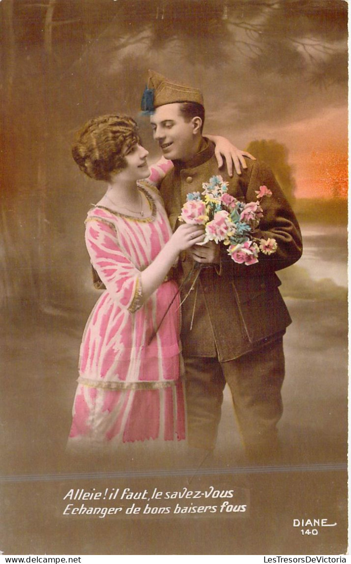 COUPLES - Militaire Et Sa Femme - Alleie!Il Faut Le Savez Vous Echanger De Bons Baisers Fous  - Carte Postale Ancienne - Koppels