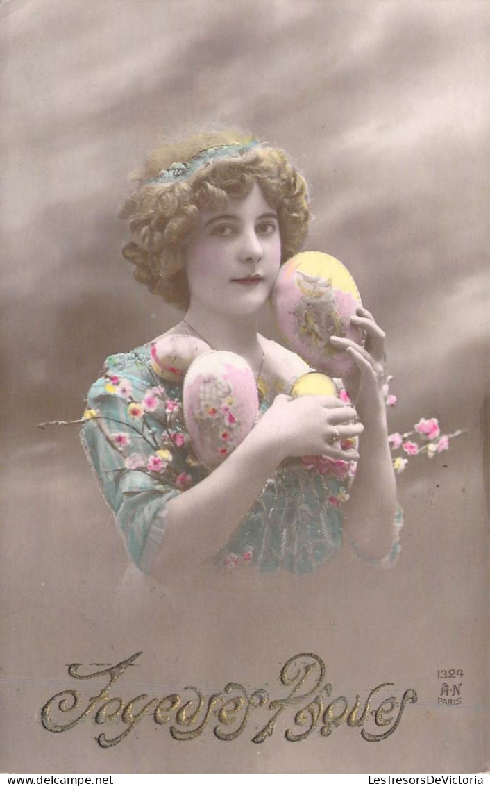 PAQUES - Jeune Femme Qui Tient Des Oeufs Dans Ses Mains - Joyeuses Pâques - Carte Postale Ancienne - Pâques