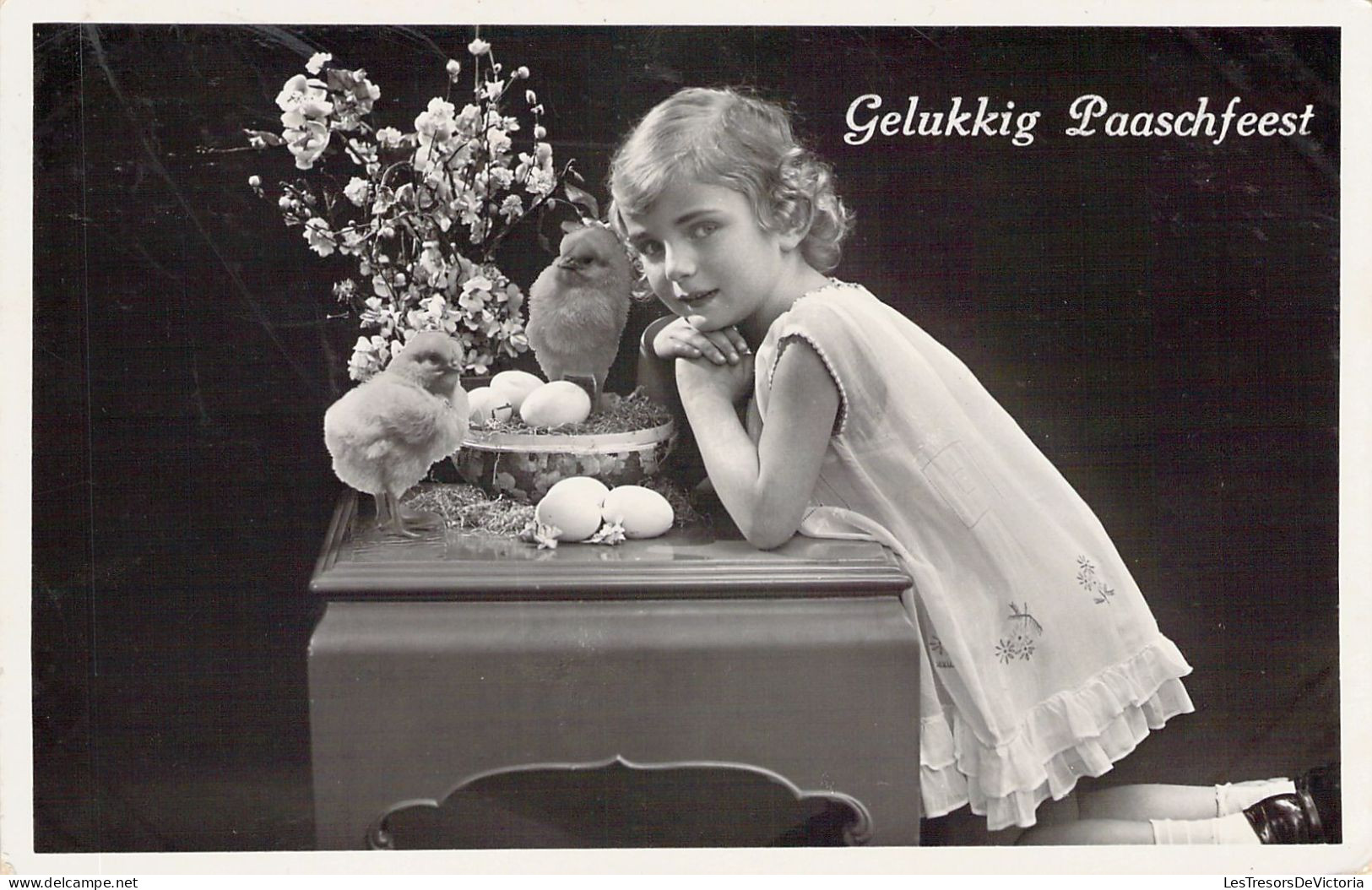 Pâques - Fillette Et Ses Poussins - Fleurs - Oeufs - Carte Postale Ancienne - Easter