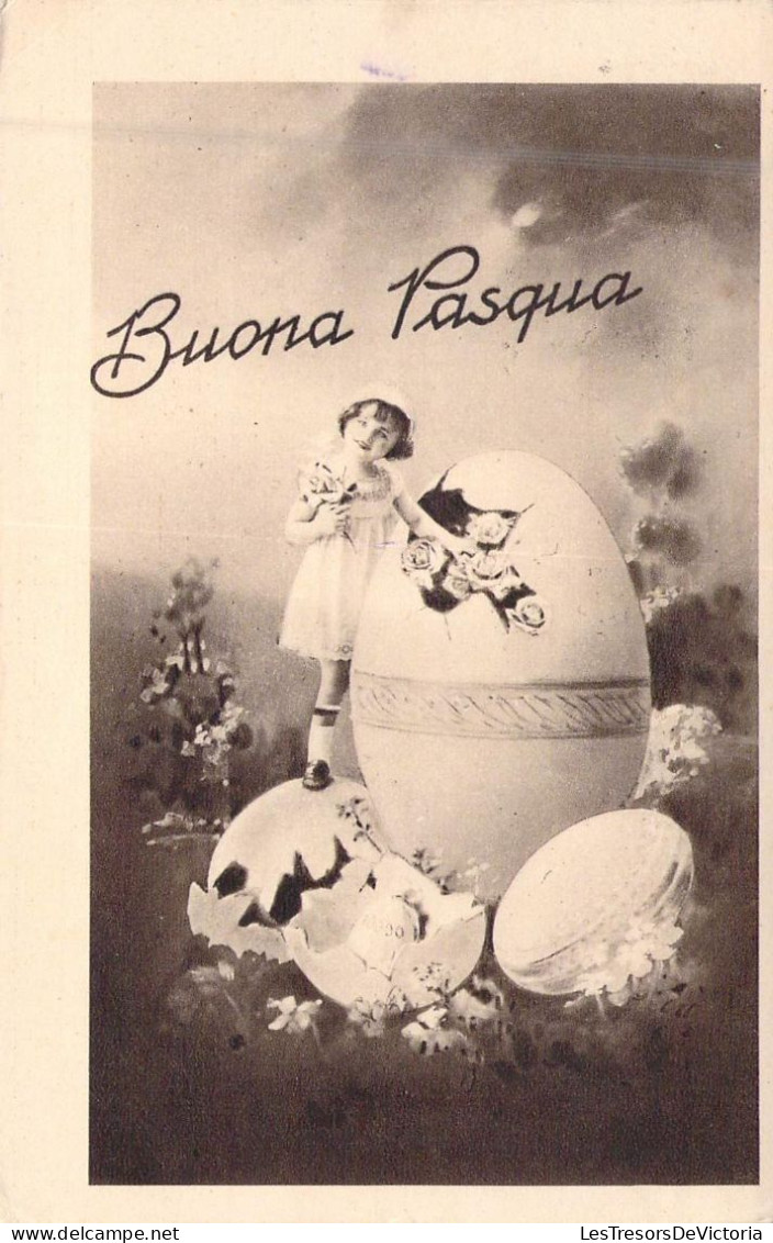 PAQUES - Petite Fille Qui Récolte Des Fleurs Dans Une Coquille D'oeuf - Buona Pasqua - Carte Postale Ancienne - Pâques