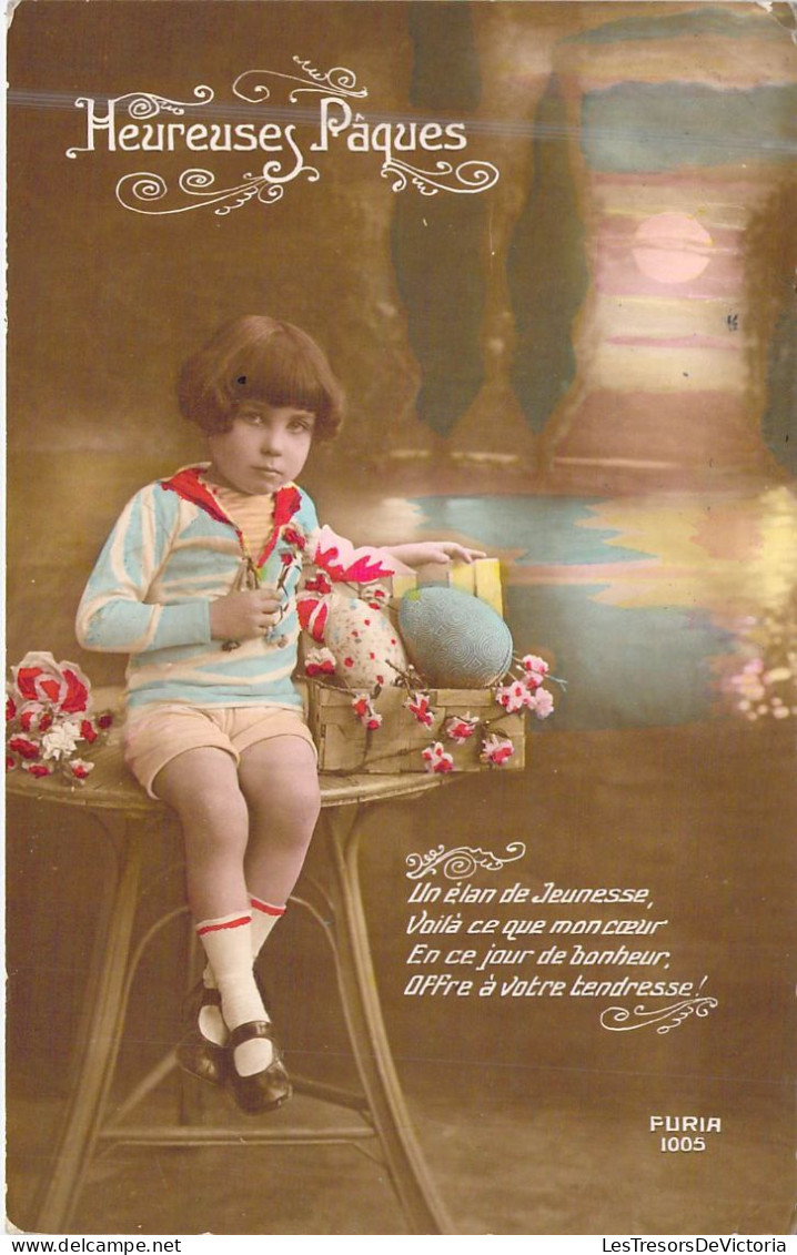 PAQUES - Enfant Assis Sur Une Table Avec Un Panier D'oeuf - Heureuse Paques - Carte Postale Ancienne - Pâques