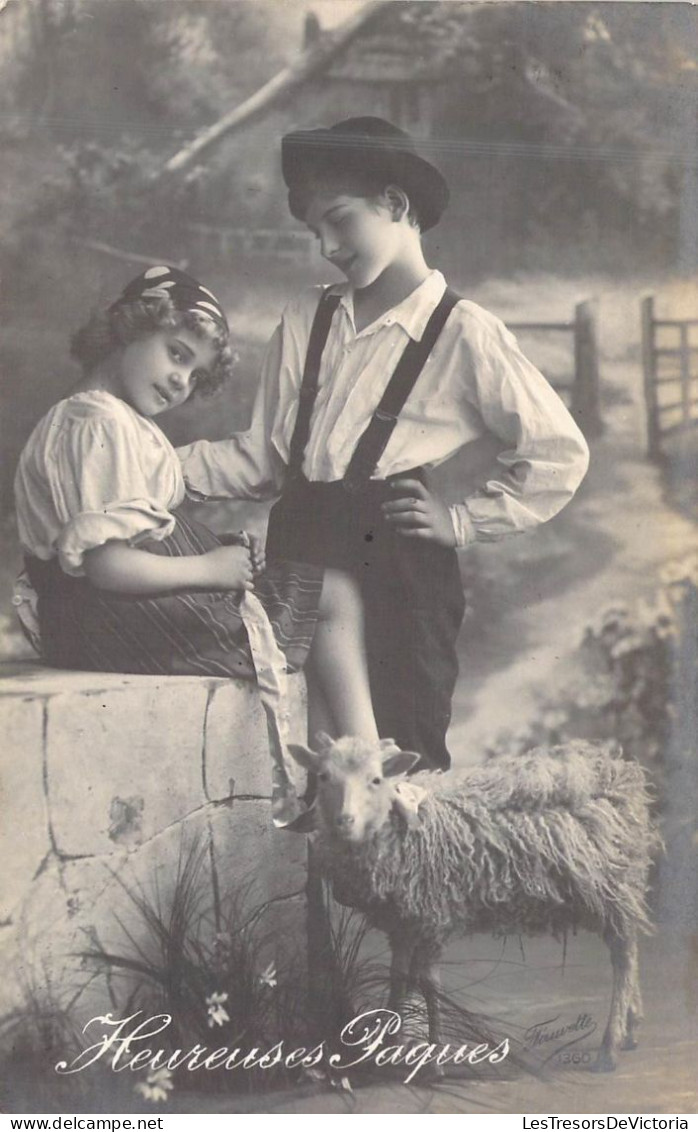 PAQUES - Jeune Garçon Qui Regarde Une Jeune Fille - Mouton - Heureuses Paques - Carte Postale Ancienne - Pâques