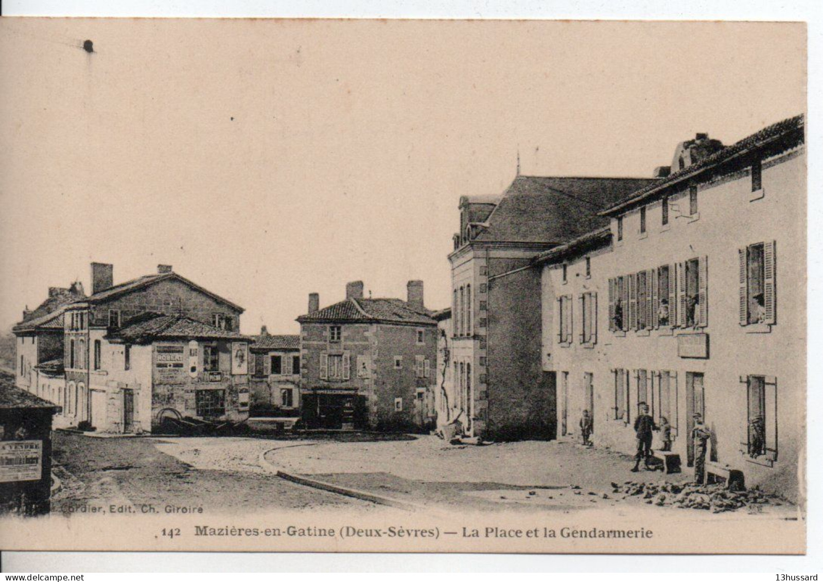 Carte Postale Ancienne Mazières En Gatine - La Place Et La Gendarmerie - Mazieres En Gatine