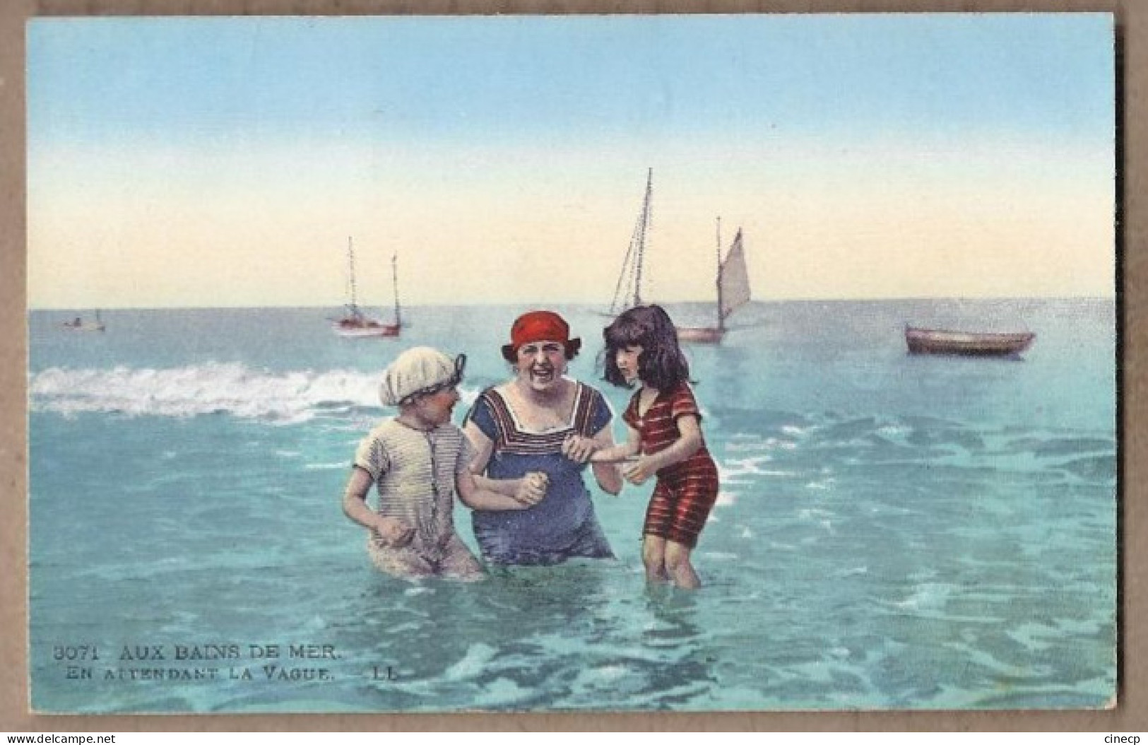 CPA BORD DE MER - AUX BAINS DE MER - En Attendant La Vague - TB PLAN FEMME Et Enfants En Maillot De Bain - Natation