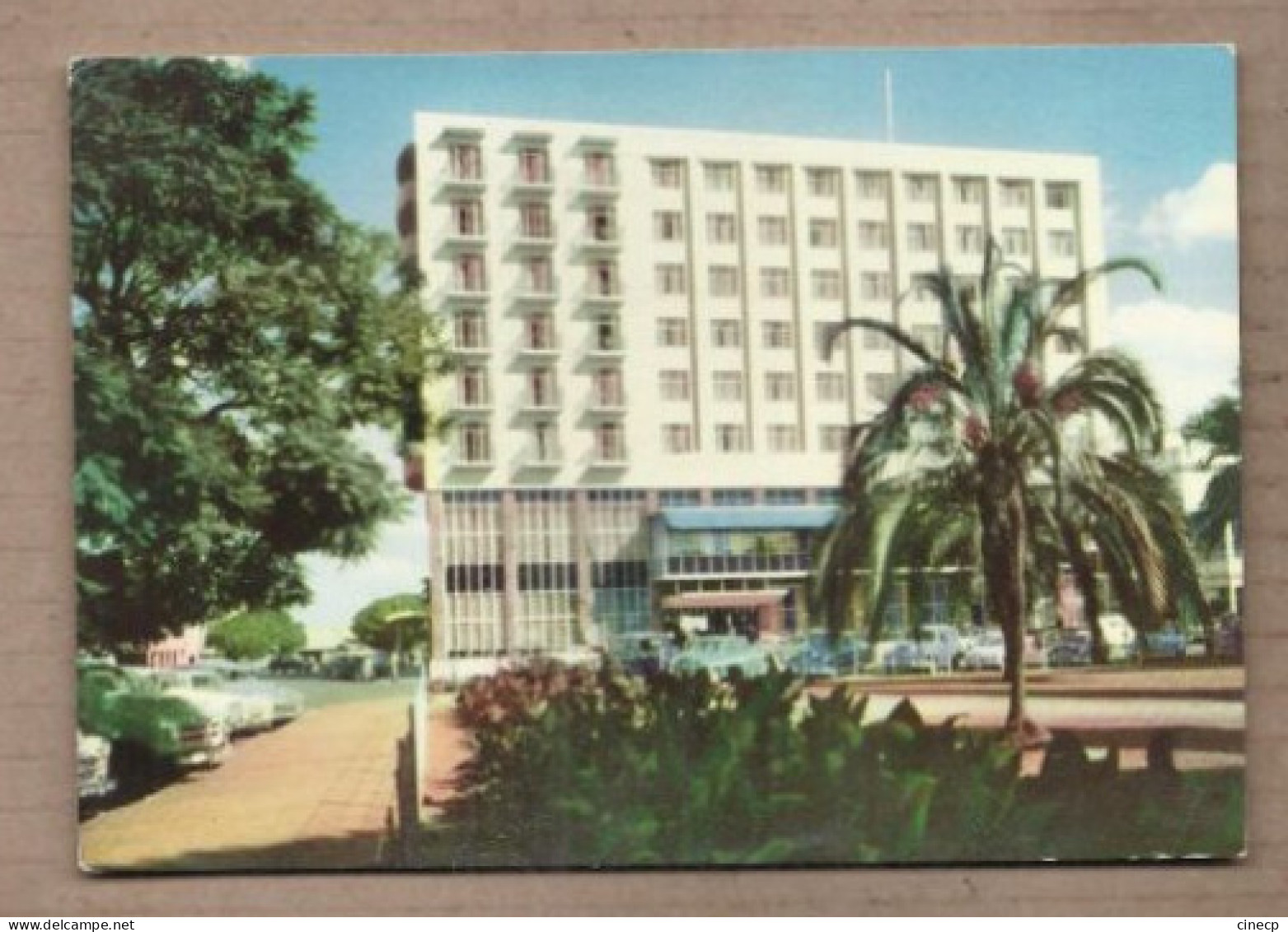 CPSM ZIMBABWE - SALISBURY MEIKLES HOTEL , From CECIL SQUARE TB Façade Etablissement + Automobiles - Zimbabwe