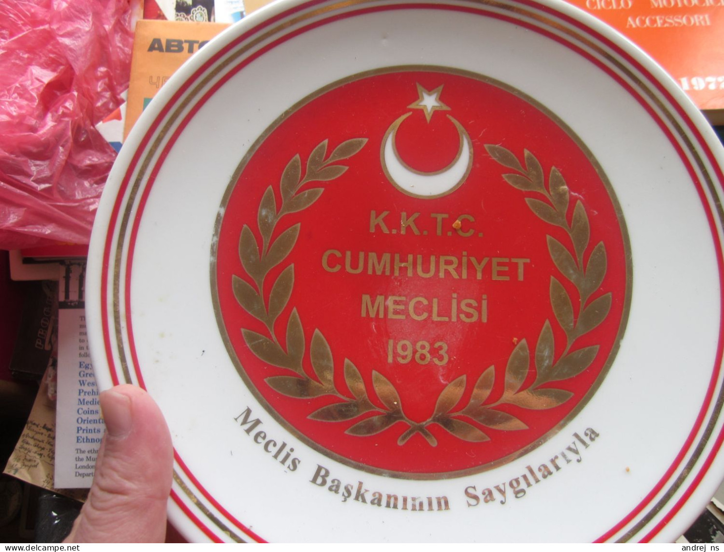 K K T C Cumhuriyet Meclisi 1983 Meclis Baskaninin Saygilariyla Porland Porselen Decorative Turkish Plate - Piatti
