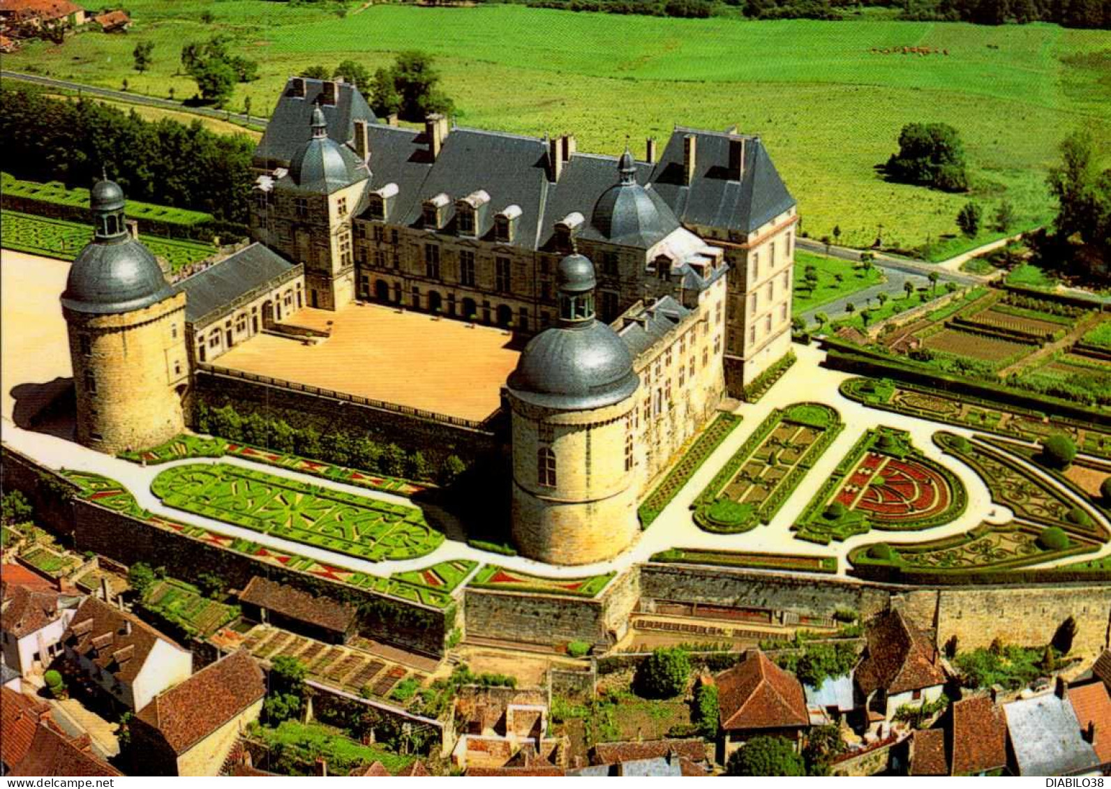 HAUTEFORT  ( DORDOGNE )    LE  CHATEAU - Hautefort