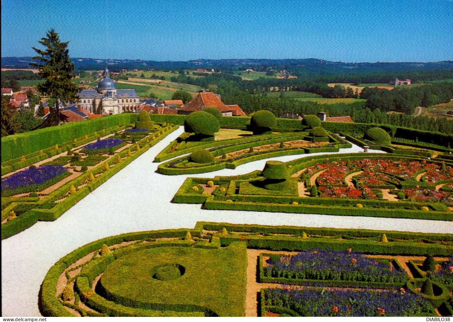 HAUTEFORT  ( DORDOGNE )    LES JARDINS FLEURIS DU  CHATEAU ET LE VILLAGE - Hautefort