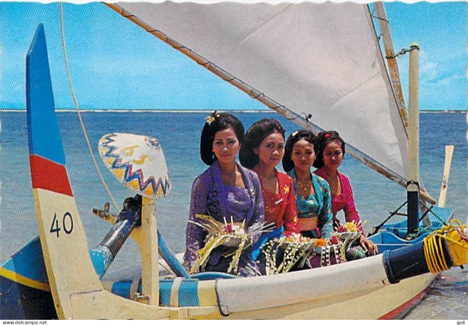 Asie- Indonésie-  Gadis BALI  Diatas Perahu ( Boat  Bateau Femmes ) Balinese Girls On Boat -*PRIX FIXE - Indonesia