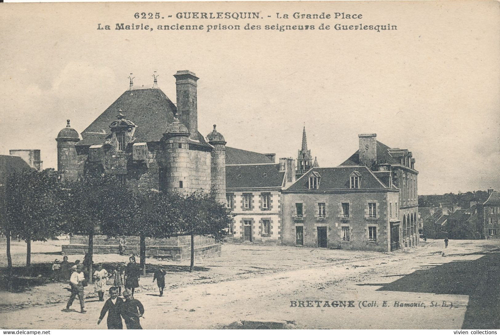 Guerlesquin (29 Finistère) La Grande Place La Mairie Ancienne Prison Des Seigneurs - Coll. Harmonic N° 6225 Bretagne - Guerlesquin