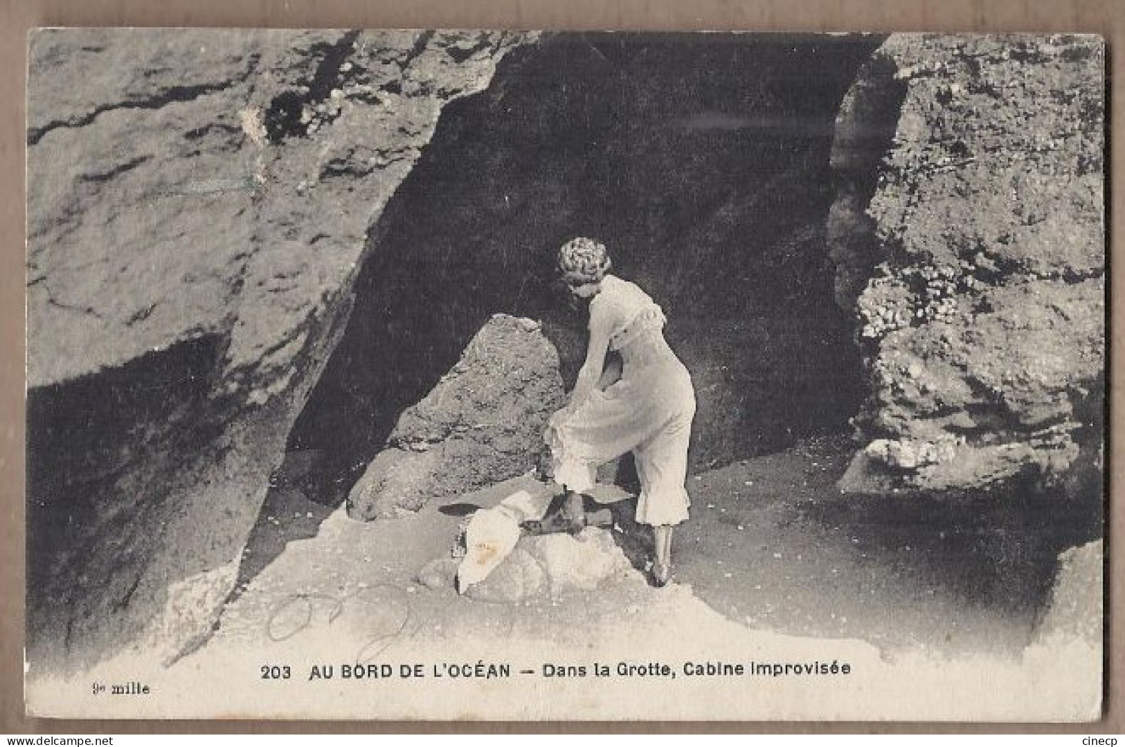 CPA PLAGE - BORD DE MER - AU BORD DE L'OCEAN - Dans La Grotte , Cabine Improvisée STRIP TEASE - Natation