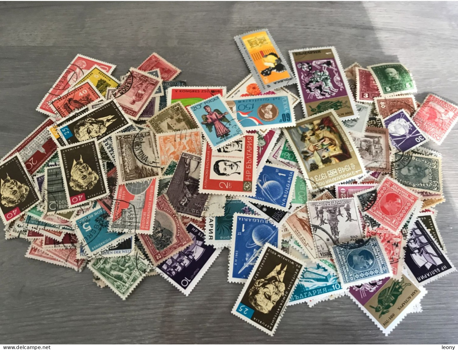 LOT  de  1000   TIMBRES de   DIVERS PAYS   ... sur les PLAQUETTES les TIMBRES sont NEUFS**