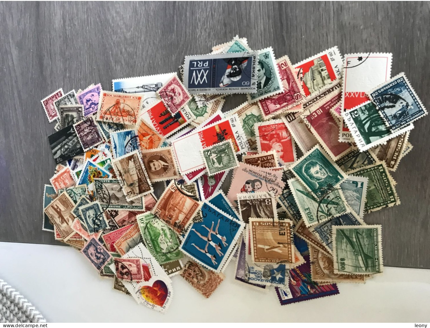 LOT  de  1000   TIMBRES de   DIVERS PAYS   ... sur les PLAQUETTES les TIMBRES sont NEUFS**