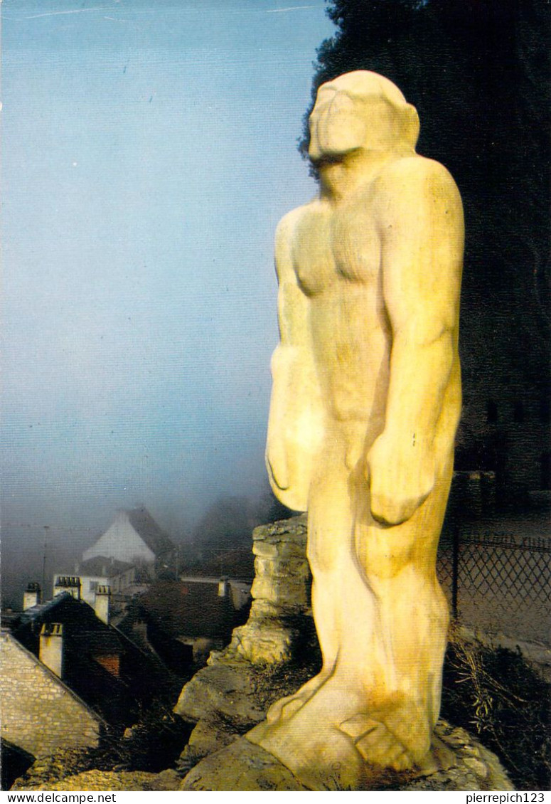 24 - Les Eyzies De Tayac - La Grande Statue De Pierre "l'Homme Primitif" Surplombe Le Village - Les Eyzies