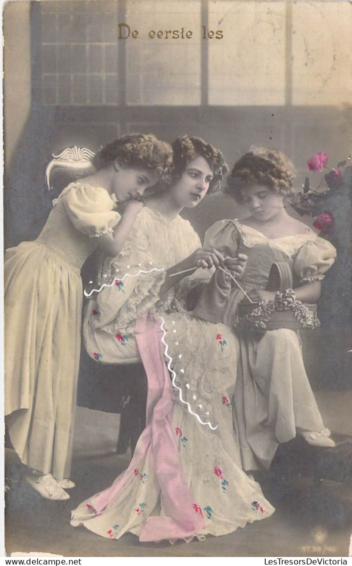 FANTAISIES - FEMMES - Jeune Fille Fait Du Tricot - Fleur - Longue Robe - Carte Postale Ancienne - Femmes