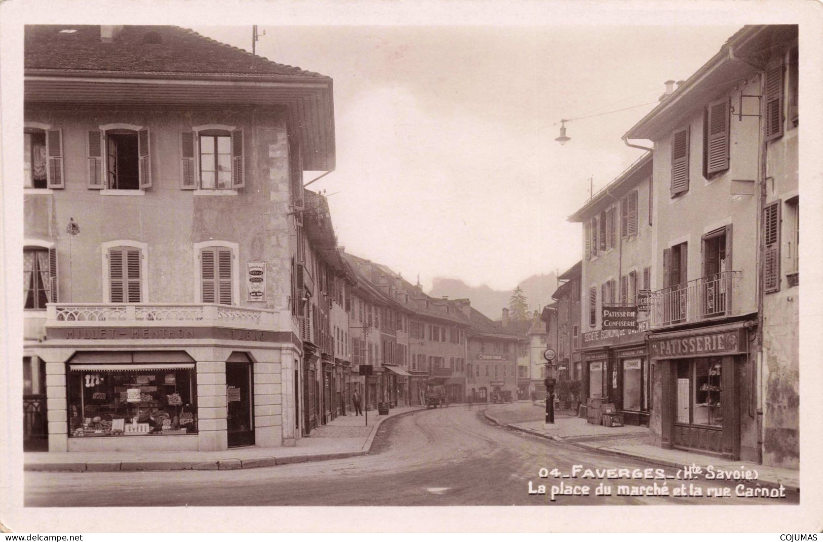 74 - FAVERGES - S13154 - La Place Du Marché Et La Rue Carnot - Tabac Millet Menthon - Pâtisserie - L1 - Faverges