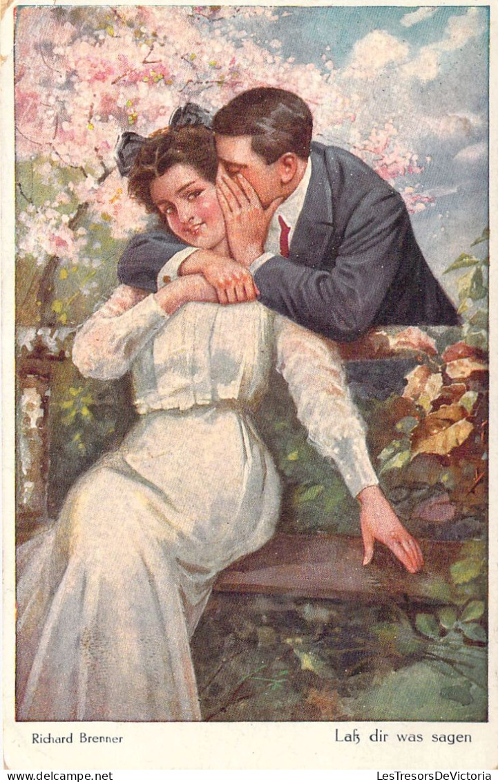 COUPLES - Jeune Homme Chuchotte Dans L'oreille D'une Jeune Fille - Carte Postale Ancienne - Koppels