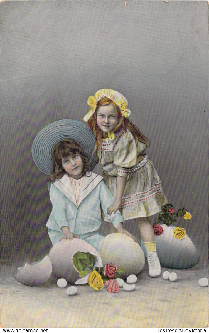 ENFANTS - Jeune Fille Depose Des Fleurs Dans Des Coquilles D'oeufs - Carte Postale Ancienne - Sonstige & Ohne Zuordnung