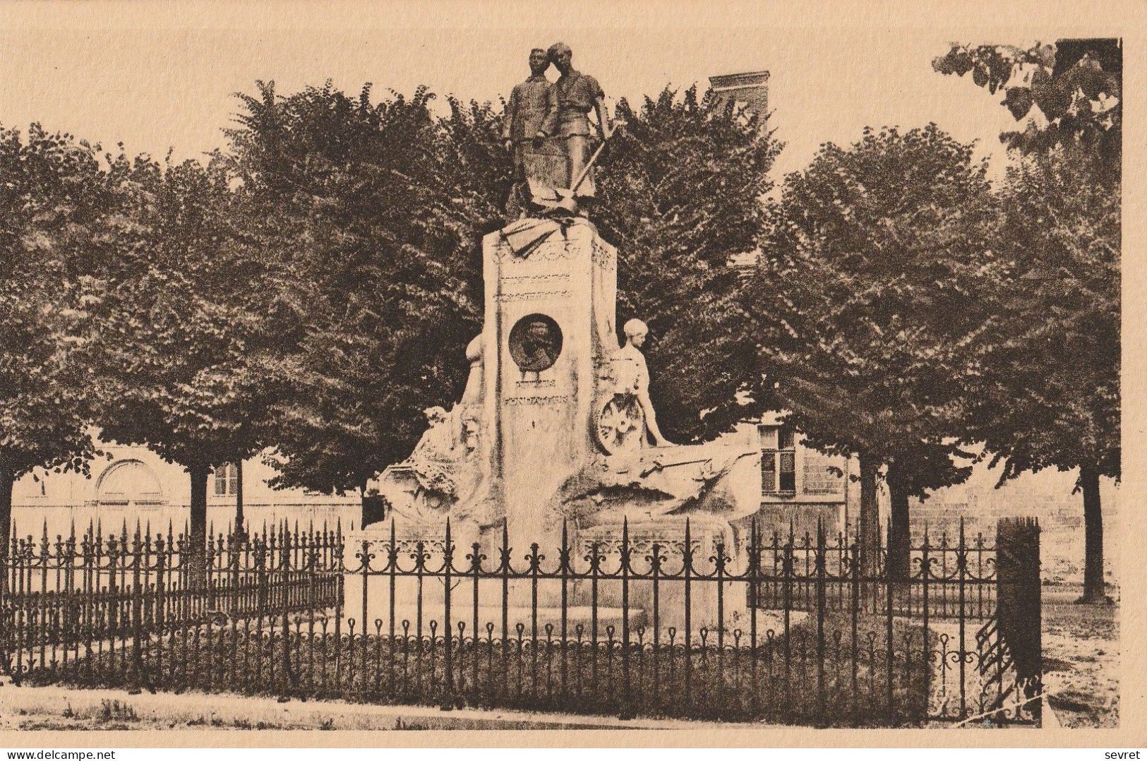 CHALONS SUR MARNE. - Monument De L'Ecole Nationale D'Arts Et Métiers - Châlons-sur-Marne