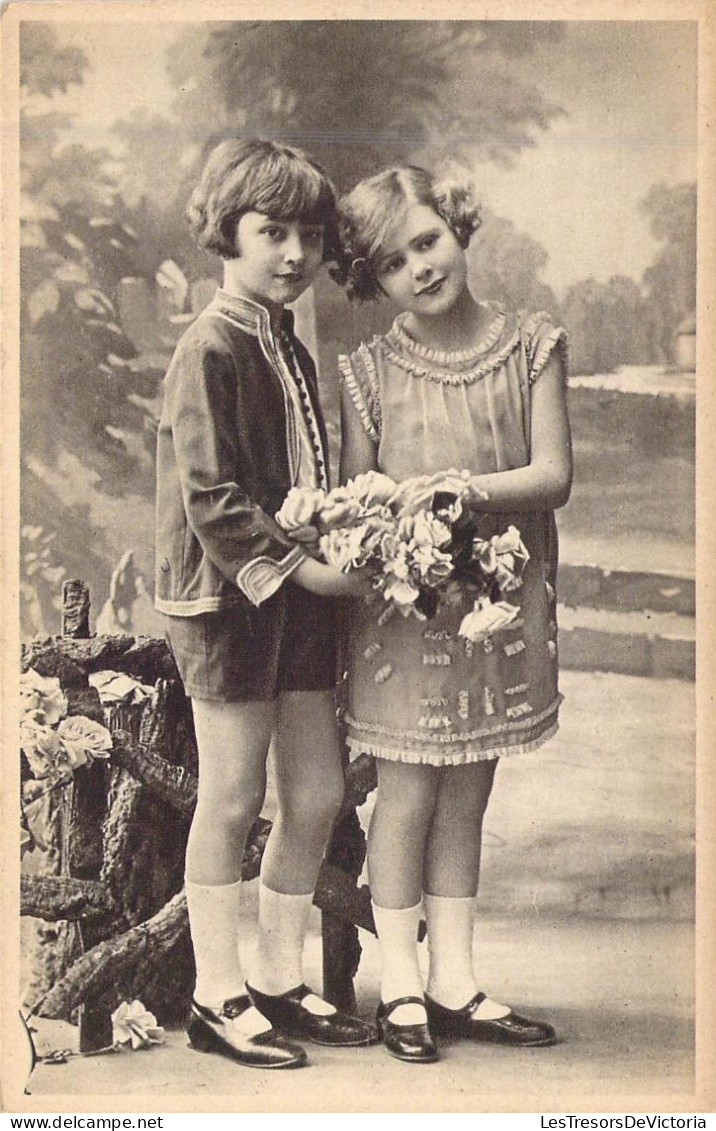 ENFANTS - Deux Enfants Tiennent Un Bouquet De Fleurs - Carte Postale Ancienne - Sonstige & Ohne Zuordnung