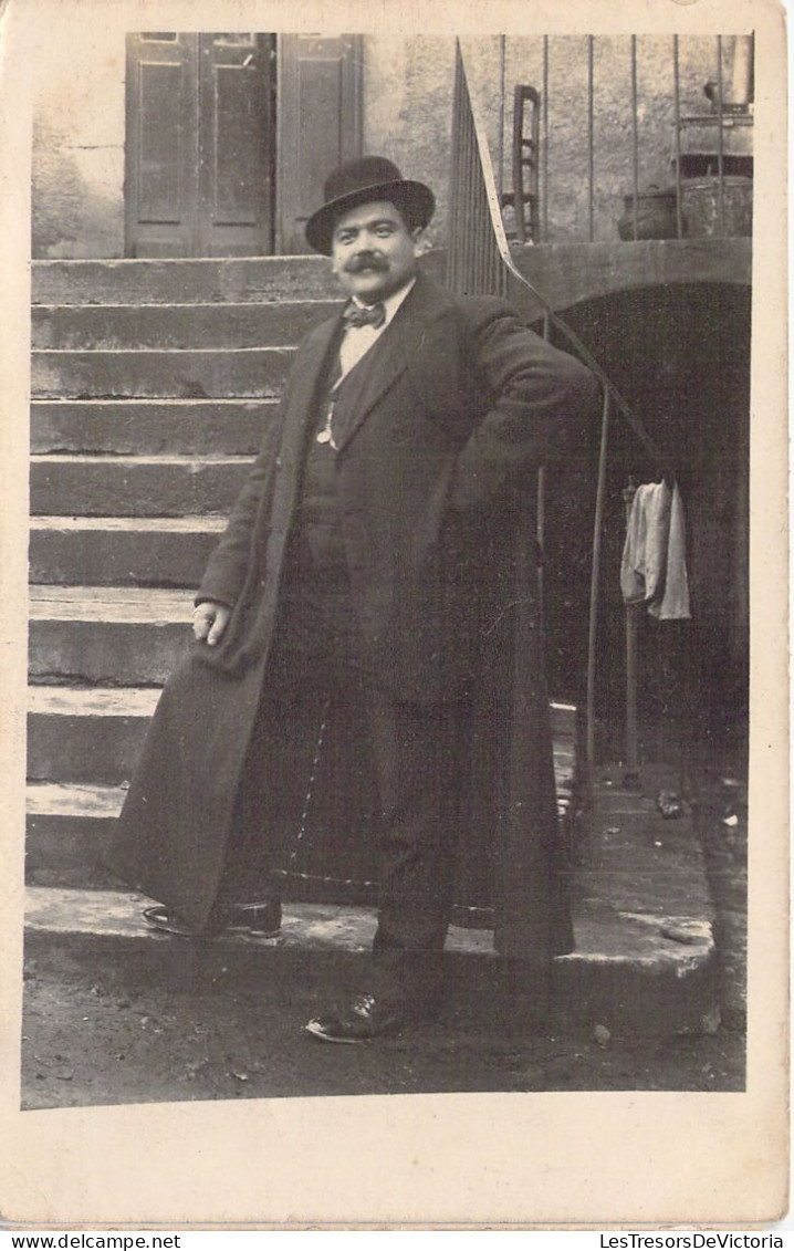 PHOTOGRAPHIE - Homme Au Chapeau Melon Et Noeud Papillon - Manteau - Carte Postale Ancienne - Fotografie