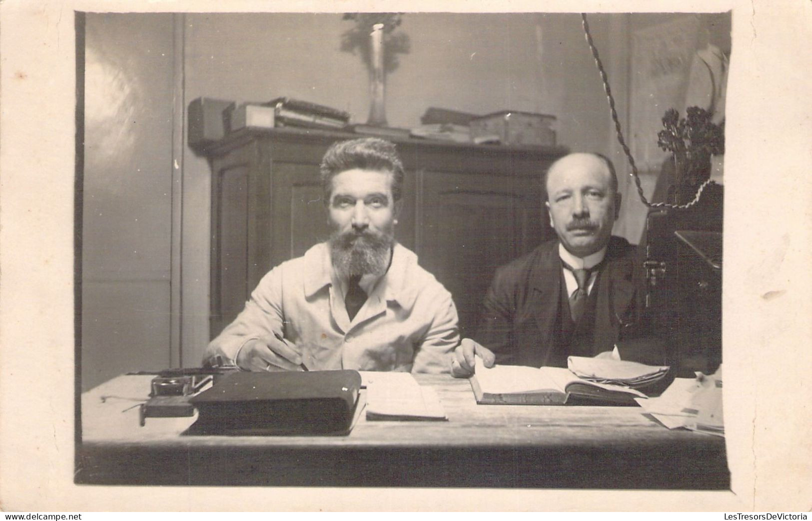 PHOTOGRAPHIE - 2 Hommes à Leur Bureau - Barbe - Carte Postale Ancienne - Fotografie