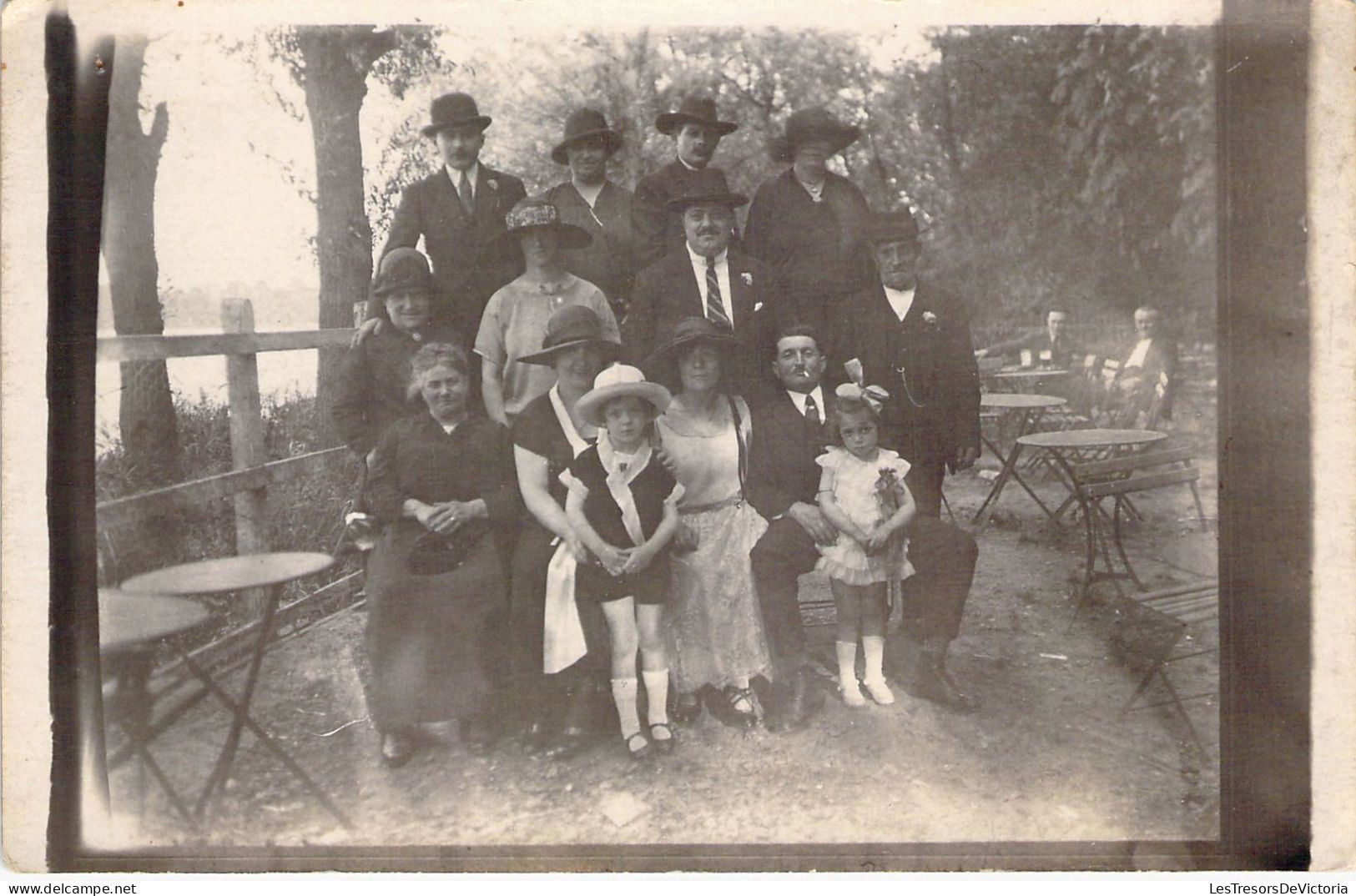 PHOTOGRAPHIE - Groupe Familiale Lors D'une Réception  - Carte Postale Ancienne - Fotografie