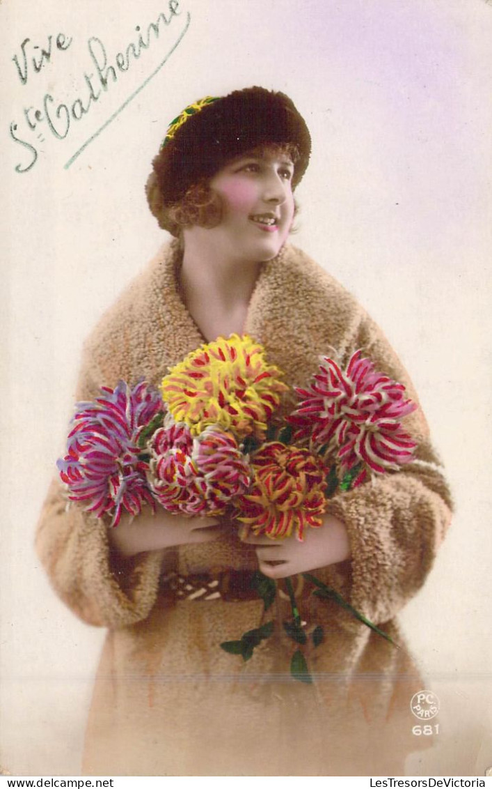 SAINTE CATHERINE - Femme Avec Son Manteau Et Son Chapeau Tient Un Bouquet De Fleur - Carte Postale Ancienne - Santa Catalina