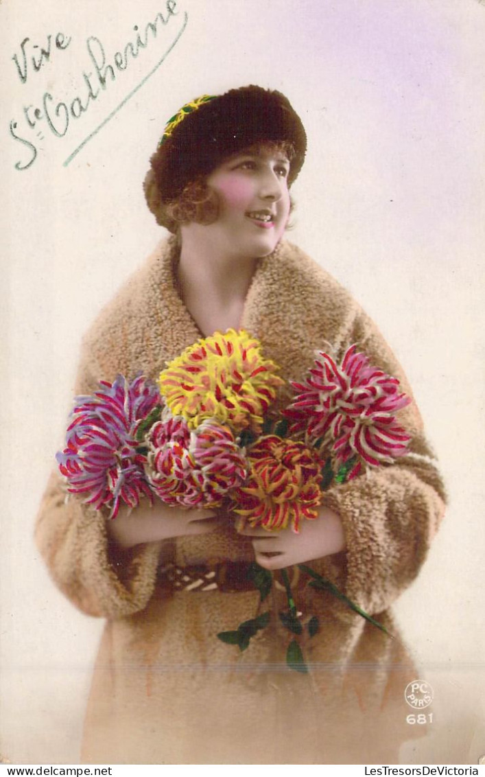 SAINTE CATHERINE - Femme Avec Son Manteau Et Son Chapeau Tient Un Bouquet De Fleur - Carte Postale Ancienne - Sint Catharina