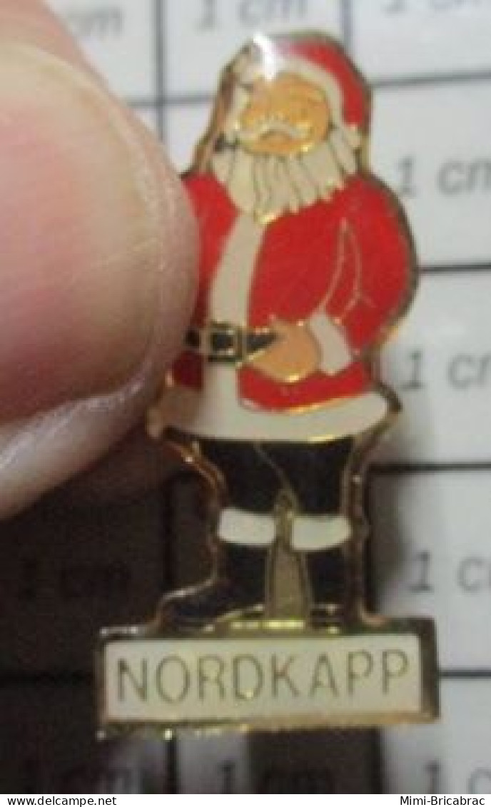 23 Pas Pin's MAIS BROCHE OU BADGE / PERE NOEL CAP NORD NORDKAPP - Noël