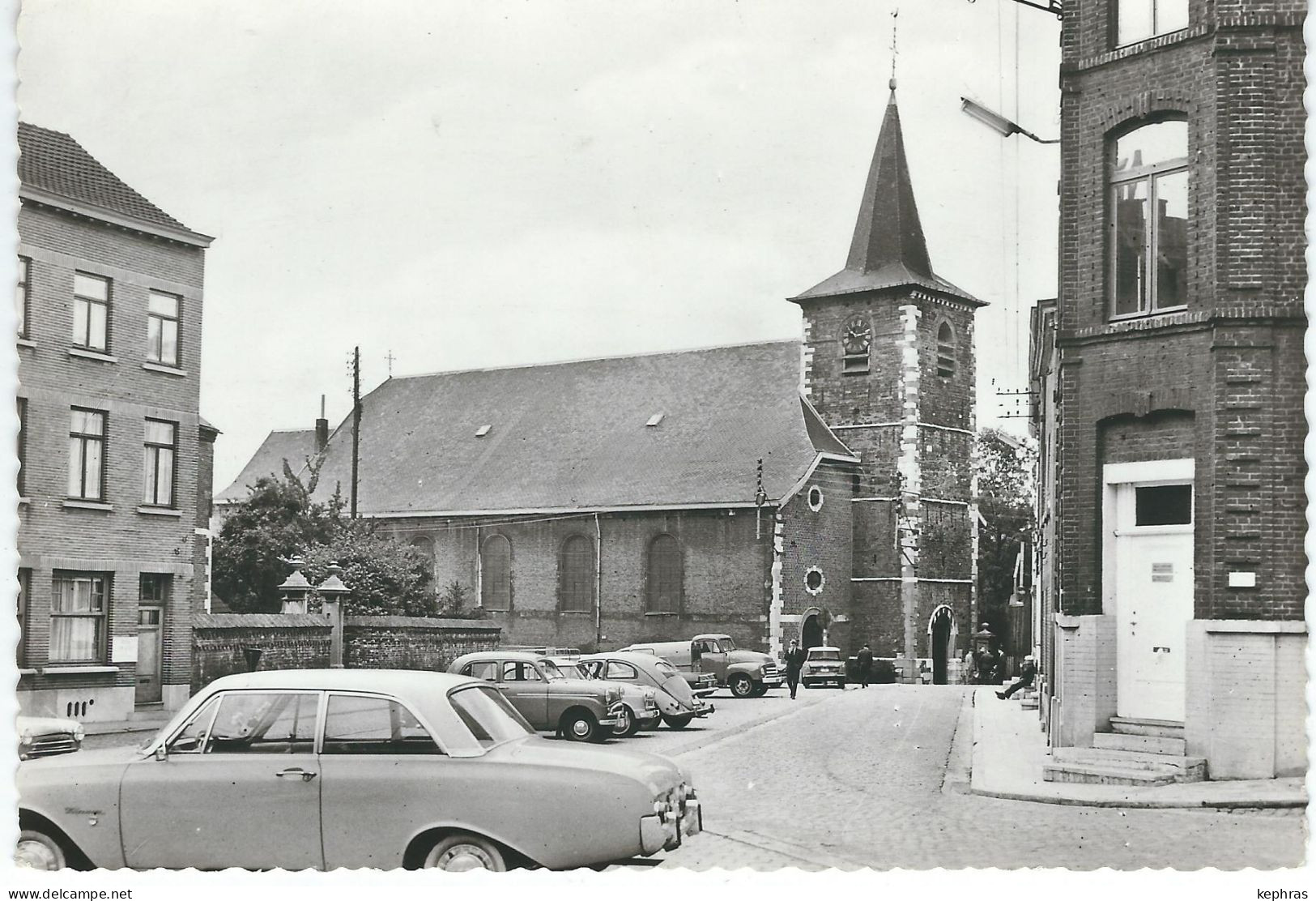 GILLY : Place Ferrer Et Eglise St. Remy - CPM PEU COURANTE - Animation Oldtimer - Charleroi