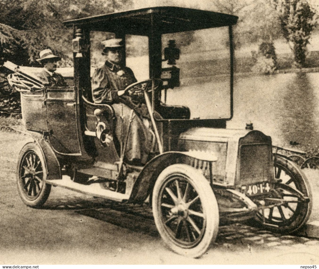 Scène Parisienne.Paris Au Bois De Boulogne.une Chauffeuse De Fiacre Automobile.taxi.voiture Décapotable. - Taxis & Huurvoertuigen