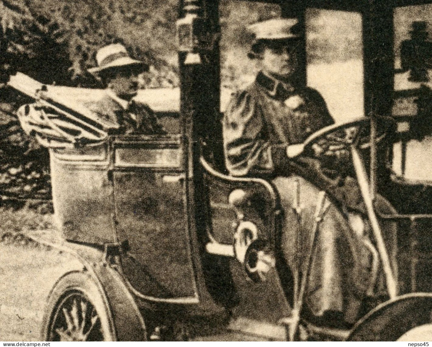 Scène Parisienne.Paris Au Bois De Boulogne.une Chauffeuse De Fiacre Automobile.taxi.voiture Décapotable. - Taxis & Fiacres