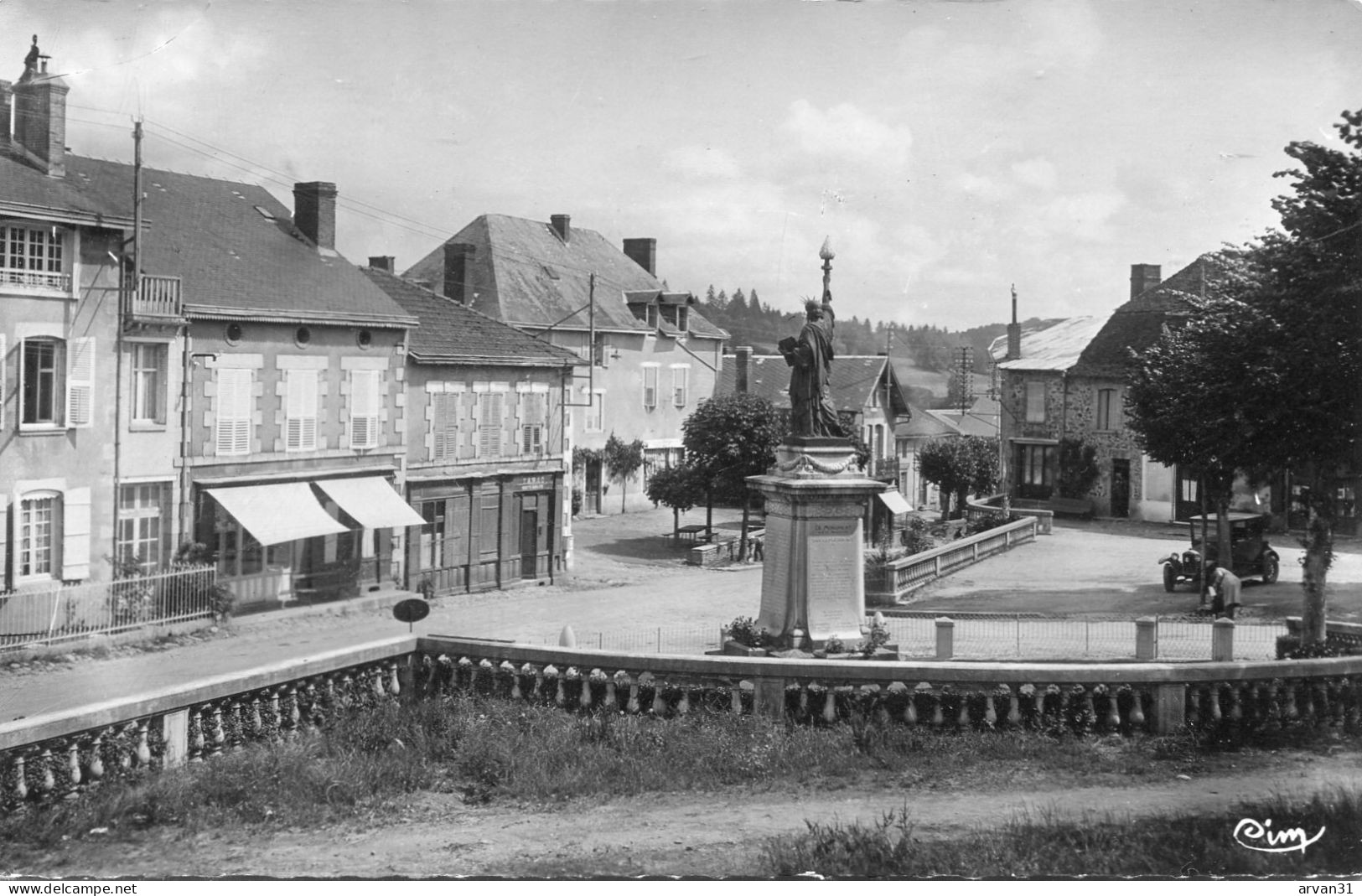 CHATEUNEUF La FORÊT - PLACE De L' EGLISE - - Chateauneuf La Foret