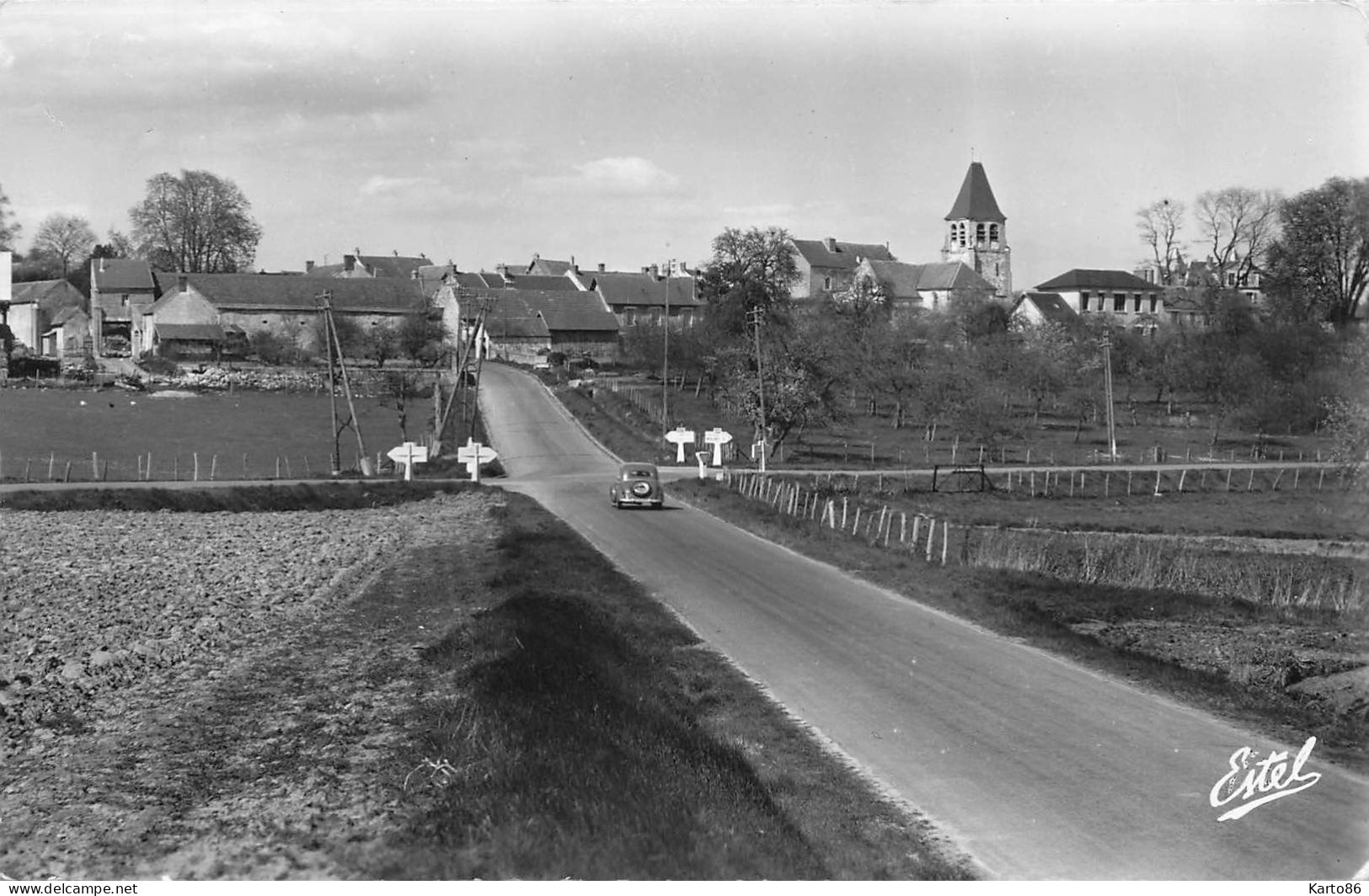 Aincourt * Vue Générale Et Les Quatre Routes - Aincourt