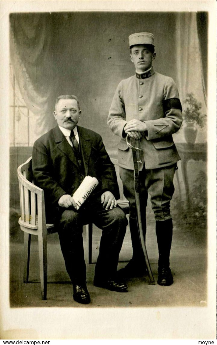 14717-  MILITAIRE EN TENUE AVEC SON EPEE , EN DEUIL  - ET PERSONNE LISANT "  LE MIROIR  " Phot. LANCON  - Chambéry - Begrafenis