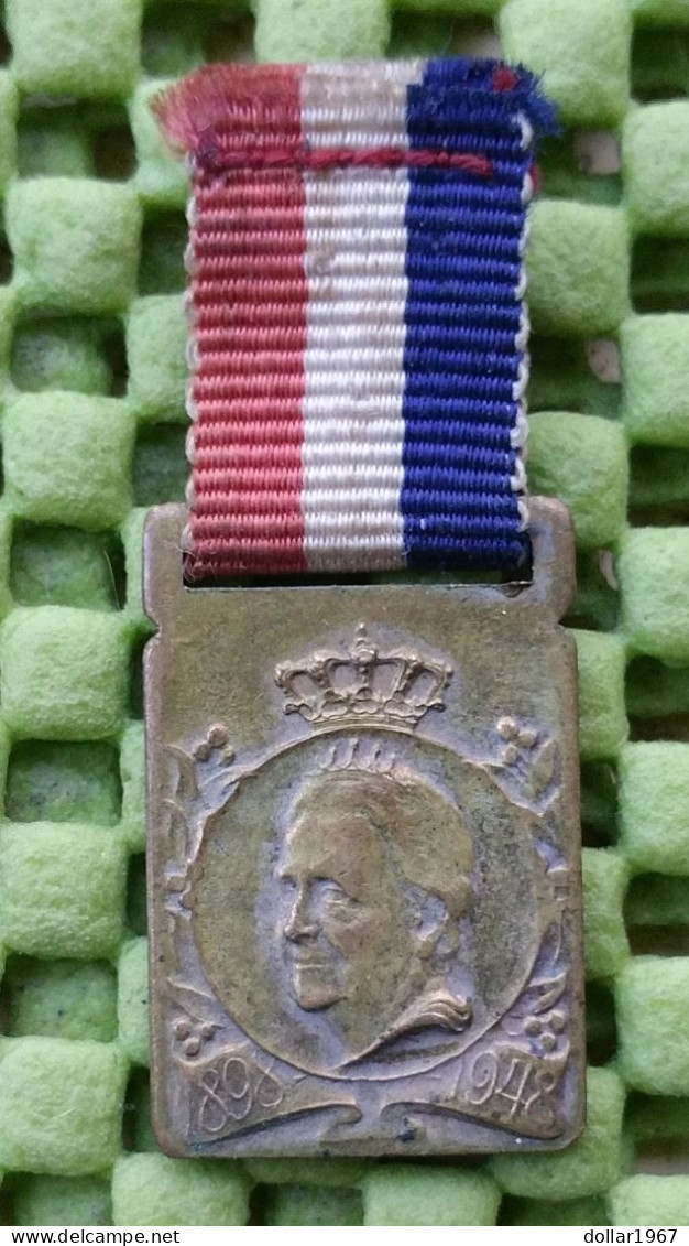 Medaille-Medal : WILHELMINA 1898 - 1948 (50jr Jubileum) Mini - Medaille -  Foto's  For Condition. (Originalscan !!) - Adel