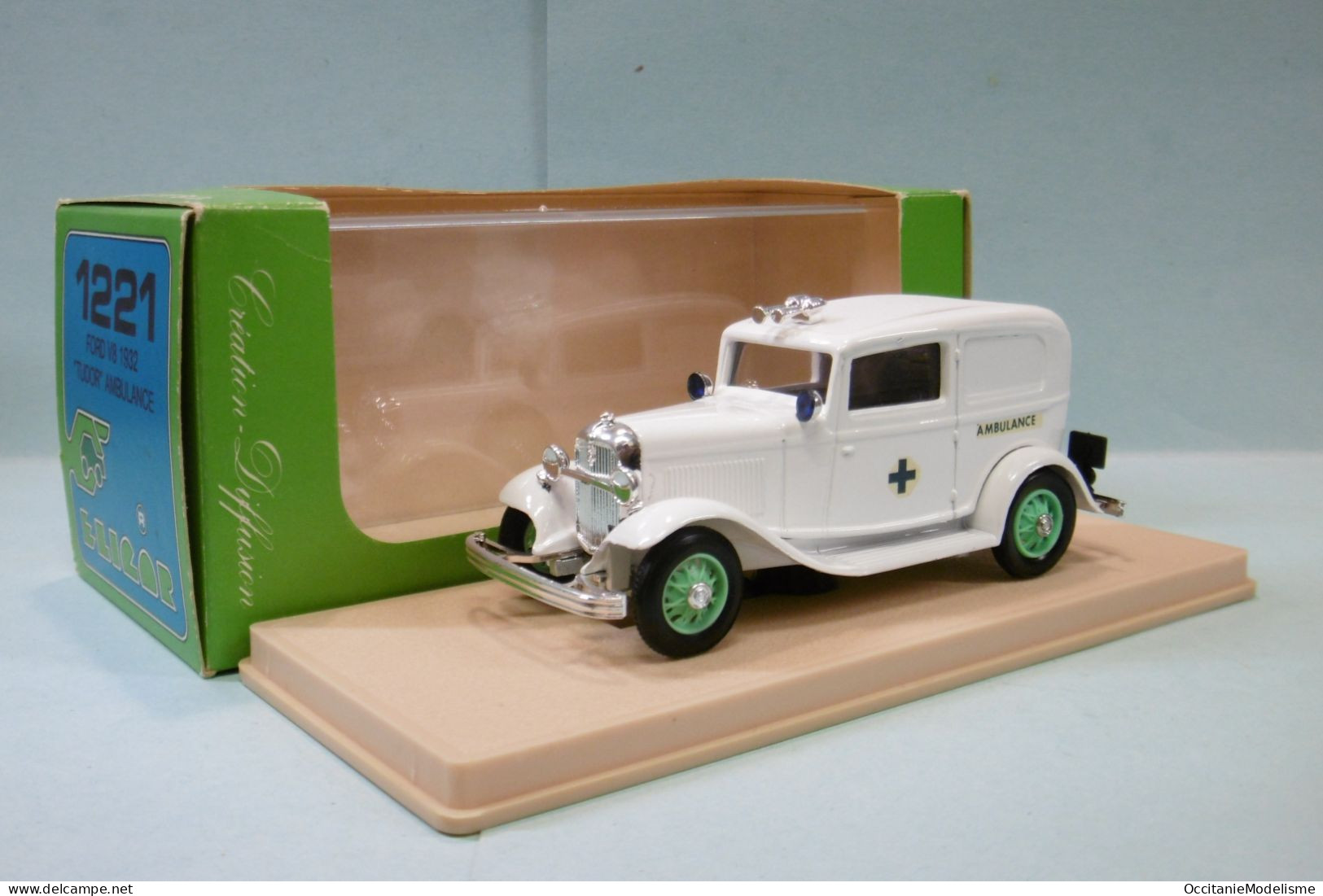 Eligor - FORD V8 1932 Tudor AMBULANCE Blanc Réf. 1221 BO 1/43 - Eligor