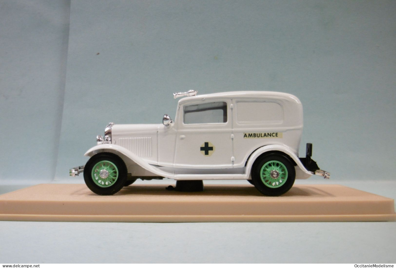 Eligor - FORD V8 1932 Tudor AMBULANCE Blanc Réf. 1221 BO 1/43 - Eligor