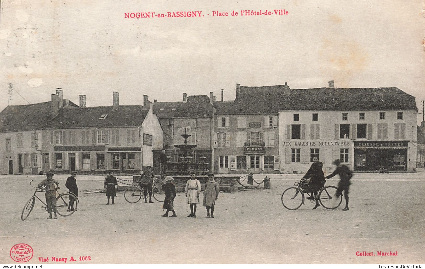 France - Nogent En Bassigny - Place De L'hîtel De Ville - Edit; Visé - Collect. Marchal - Animé - Carte Postale Ancienne - Nogent-en-Bassigny