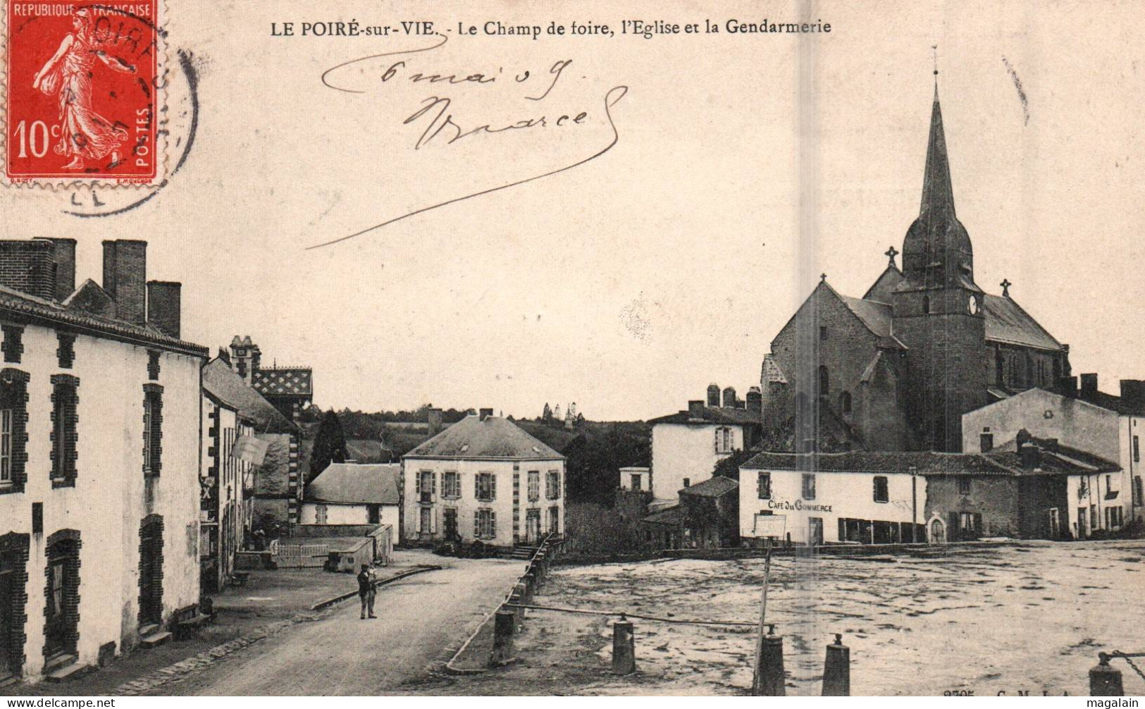 Le Poiré Sur Vie : Le Champ De Foire, L'église Et La Gendarmerie - Poiré-sur-Vie