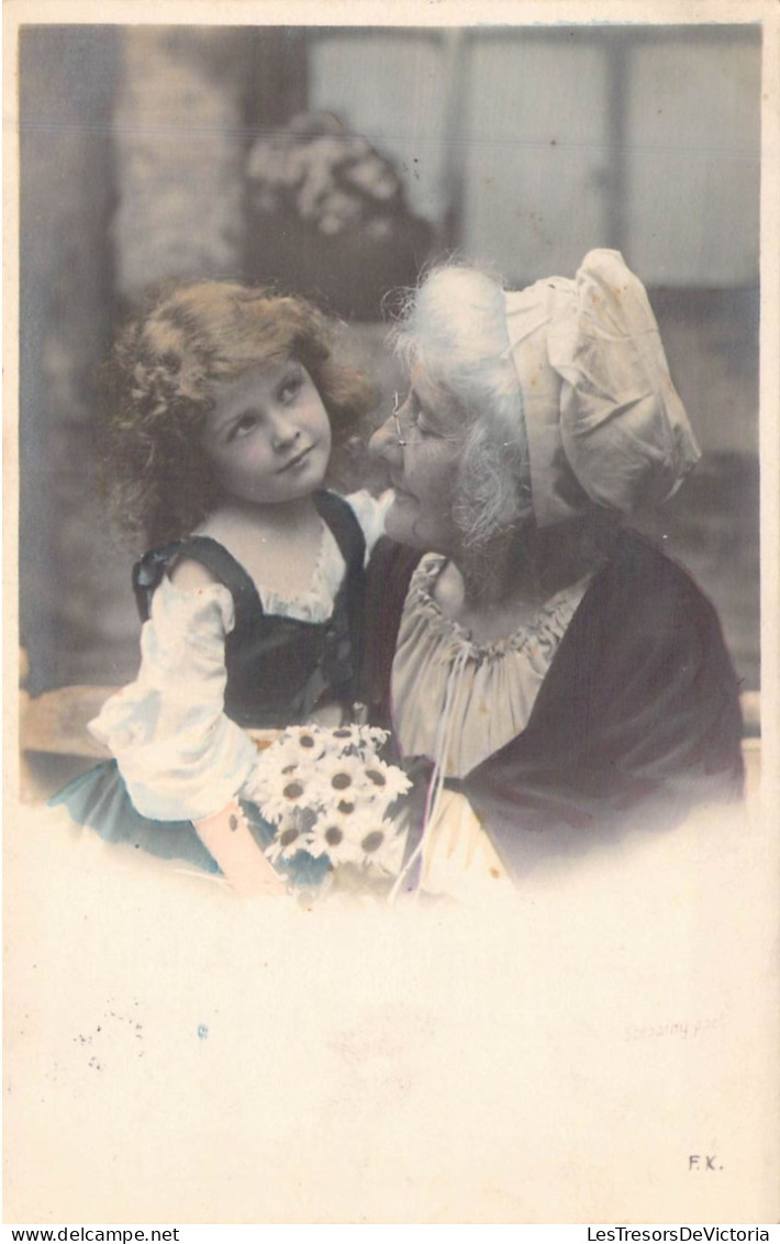 ENFANTS - Fille - Grand Mère - Fleurs - Carte Postale Ancienne - Children And Family Groups